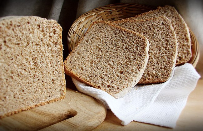 Жуткая находка: в Киеве в хлебе нашли кусок металла