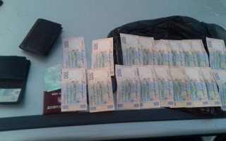 Под Житомиром силовики уличили полицейского во взяточничестве