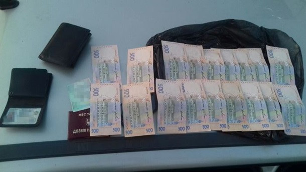Под Житомиром силовики уличили полицейского во взяточничестве