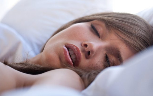 Почему спать с открытым ртом опасно для здоровья