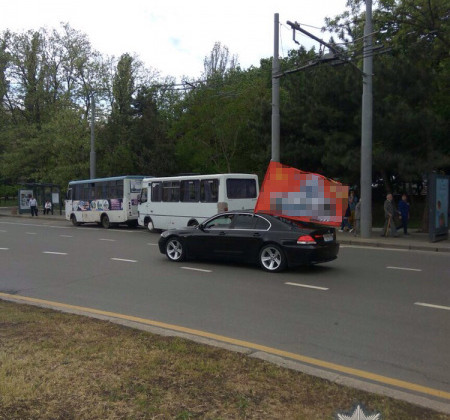 В Одессе задержали водителя, разъезжавшего по улице с запрещенным флагом