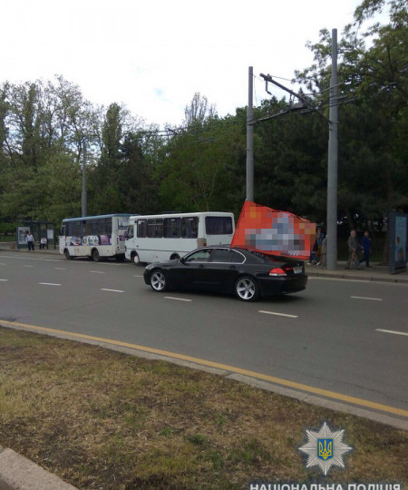 В Одессе задержали водителя, разъезжавшего по улице с запрещенным флагом