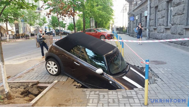 В центре Киева под землю ушел кабриолет