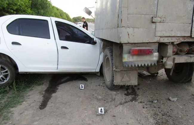 Под Хмельницком грузовик смял легковушку с людьми: есть пострадавшие