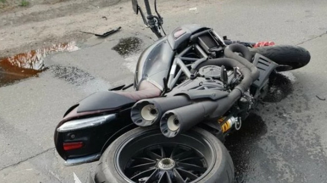 Жуткое ДТП с мотоциклистом в Киеве: появились подробности
