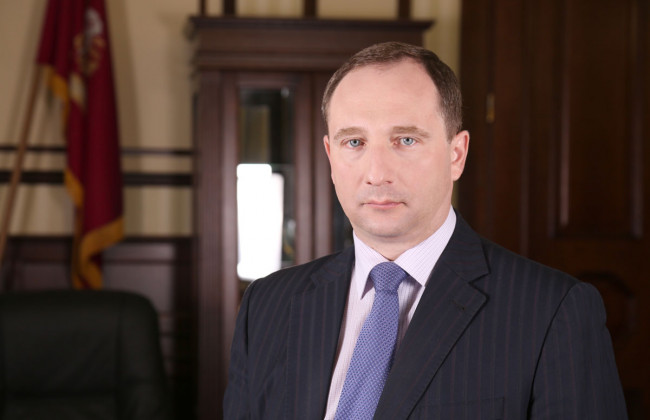 Трудился на полную: украинцам назвали сумму надбавки руководителя АП