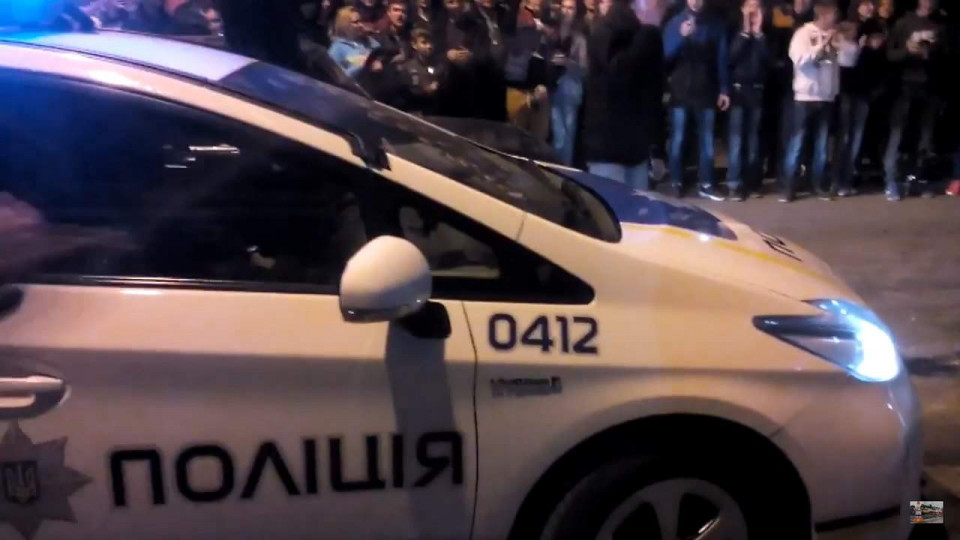 Во Львове неадекватный мужчина набросился на автомобиль полицейских