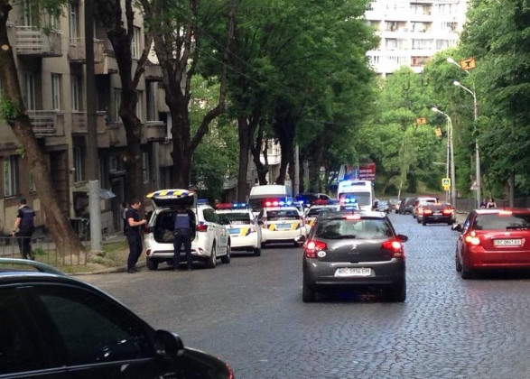 Во Львове ножом ранили женщину-полицейского: есть подробности