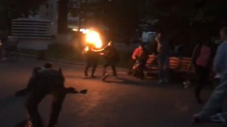 В Луцке мужчина попытался сжечь себя на концерте ко Дню матери