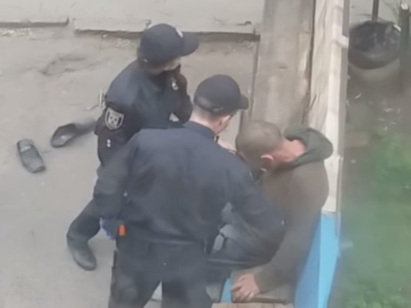 Издевались над человеком, прямо на улице: полицейских отстранили от службы
