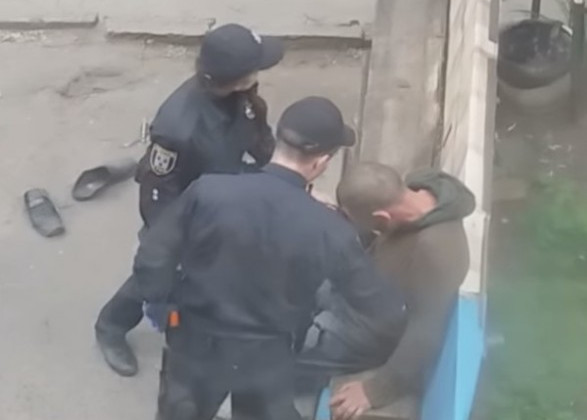 Издевались над человеком, прямо на улице: полицейских отстранили от службы