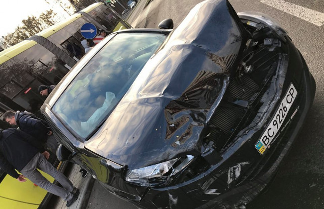 Мажорка на Porsche устроила ДТП во Львове