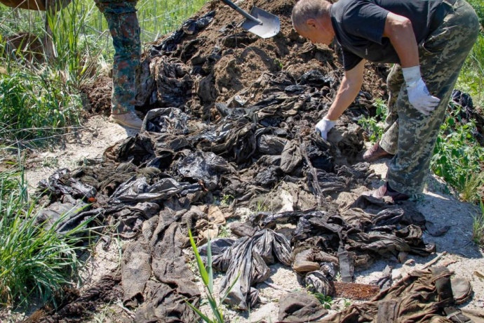 Под Днепром выкопали мешки с вещами погибших в «Иловайском котле»