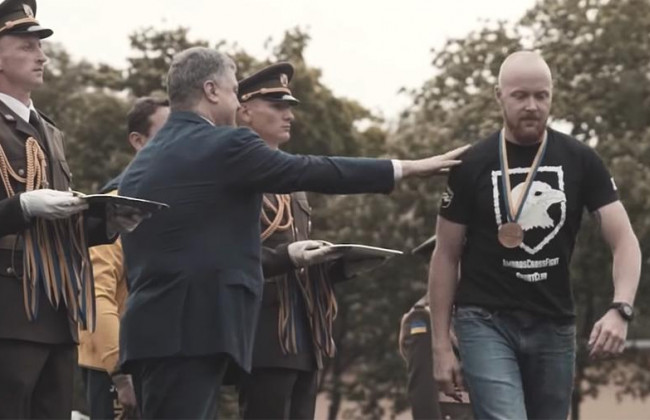 Ветеран «Азова» объяснил, почему не пожал руку Порошенко