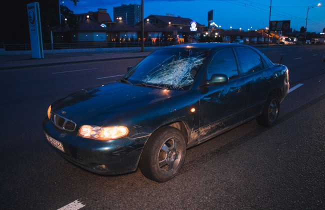 Пыталась перебежать 10-полосную дорогу: в Киеве сбили девушку