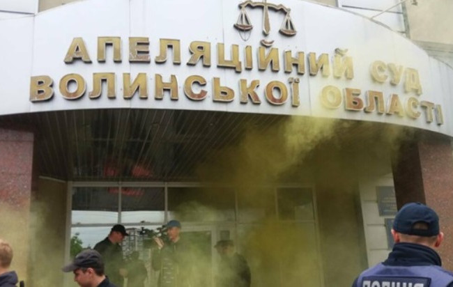В Луцке активисты бунтовали возле апелляционного суда