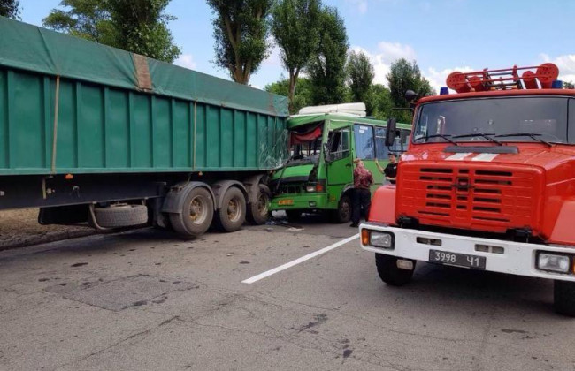 В ДТП под Днепром пострадали 22 человека