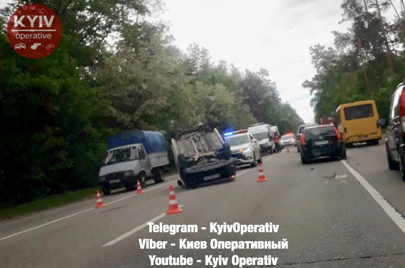 Серьезная авария под Киевом: перевернулись сразу два автомобиля