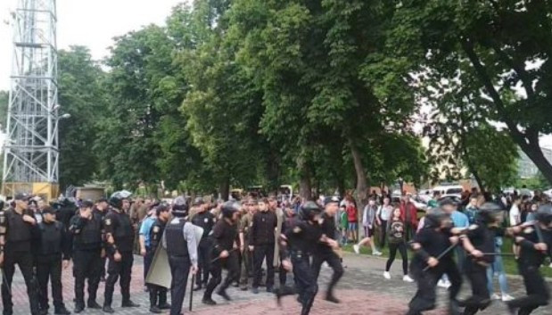 Массовая драка между копами и болельщиками всколыхнула украинский город
