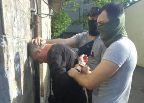 Взятка от бизнесмена: правоохранители задержали таможенника