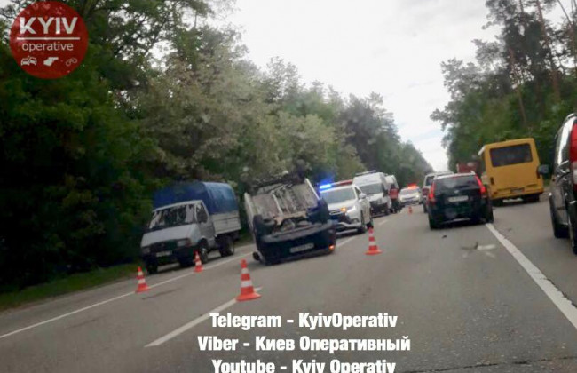 Серьезная авария под Киевом: перевернулись сразу два автомобиля