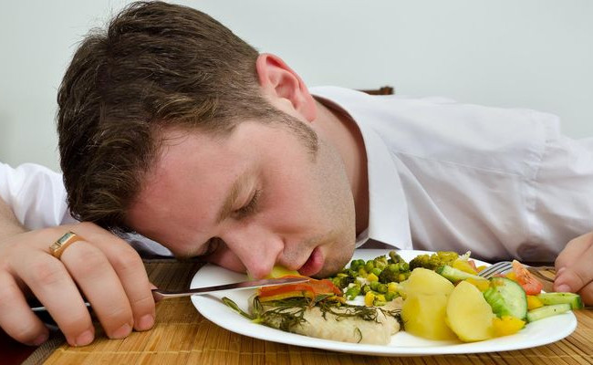 Медики назвали продукты, от которых клонит в сон