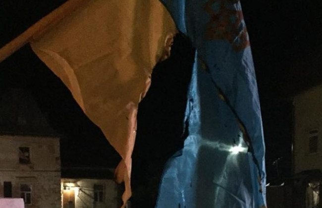 Сжег государственные флаги: во Львовской области задержали вандала