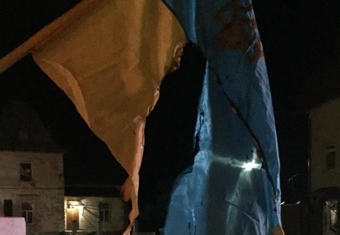Сжег государственные флаги: во Львовской области задержали вандала
