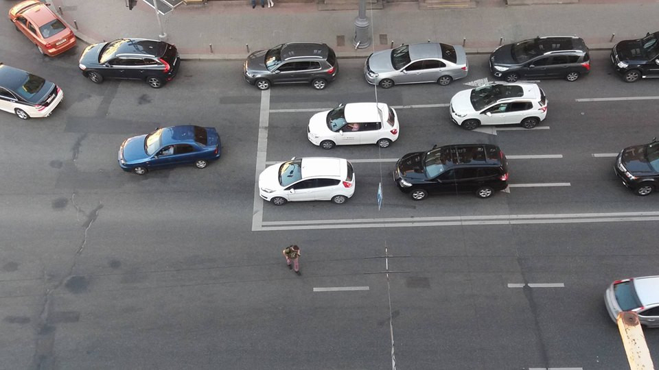 Стало известно, как футбольные болельщики переходят улицы Киева