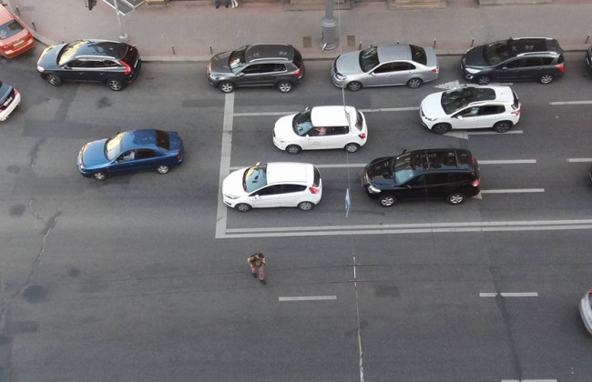 Стало известно, как футбольные болельщики переходят улицы Киева