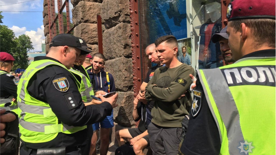 В центре Киева задержали парней с пиротехникой и масками