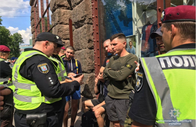 В центре Киева задержали парней с пиротехникой и масками