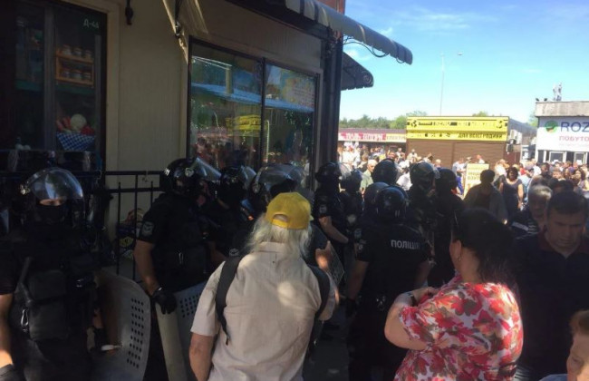 Следом за избитым военным пенсионером разнесли торговую точку: есть подробности