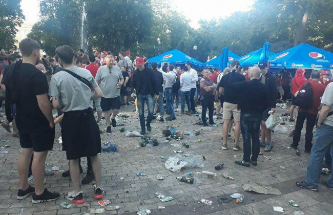 Горы мусора: киевлян поразили состоянием парка Шевченко после болельщиков «Ливерпуля»