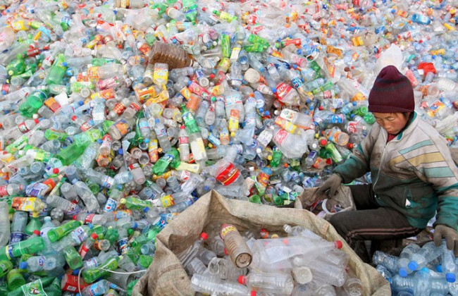 Еврокомиссия ужесточила правила использования пластиковой посуды