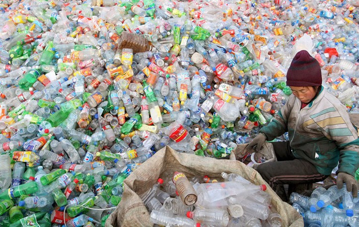 Еврокомиссия ужесточила правила использования пластиковой посуды