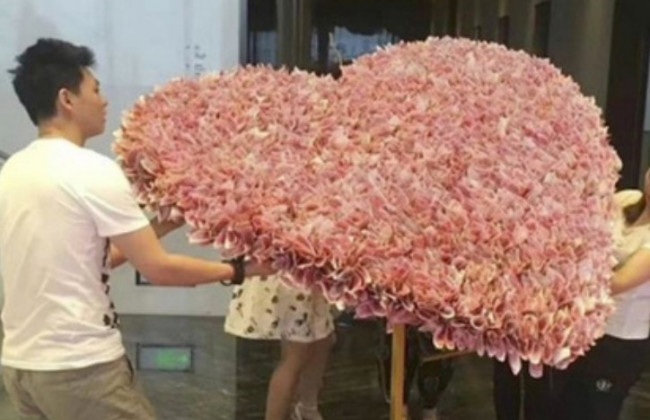 Подарок на миллион: мужчина пойдет под суд за букет из денег