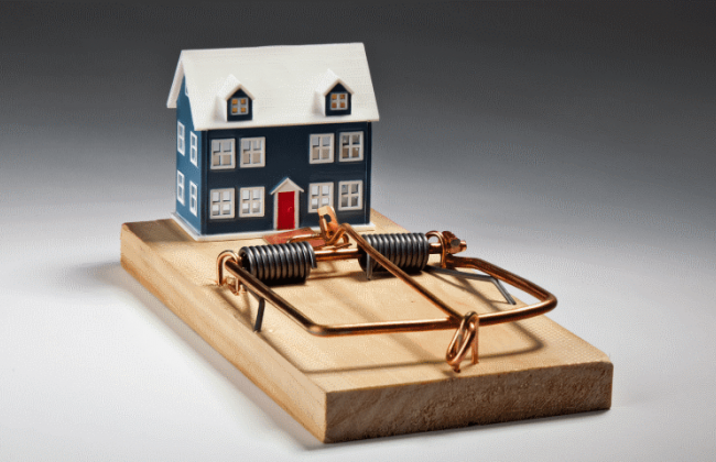 Угрожают и сжигают автомобили: украинцев предупредили о новой схеме «отжима» квартир