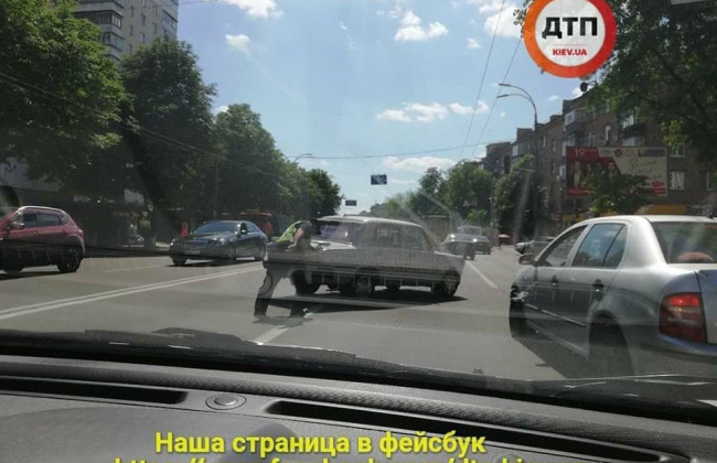 Толкал одной рукой: в Киеве полицейский-богатырь убирал с дороги машину