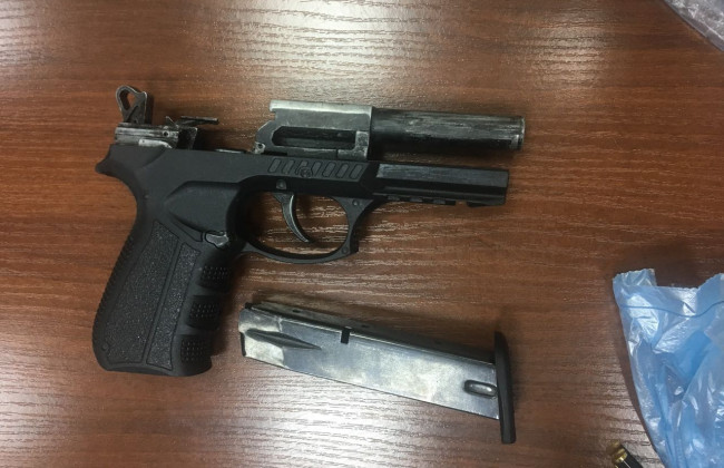 Замдиректора киевской гимназии разоблачили на хранении наркотиков и оружия