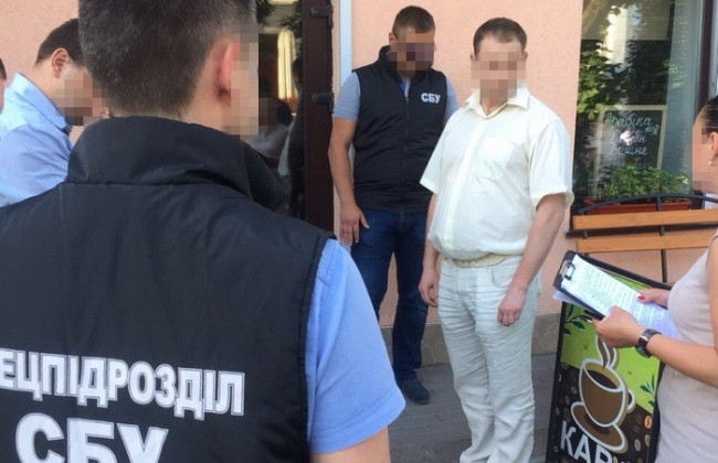 Чиновник облгосадминистрации погорел на взятке: есть подробности