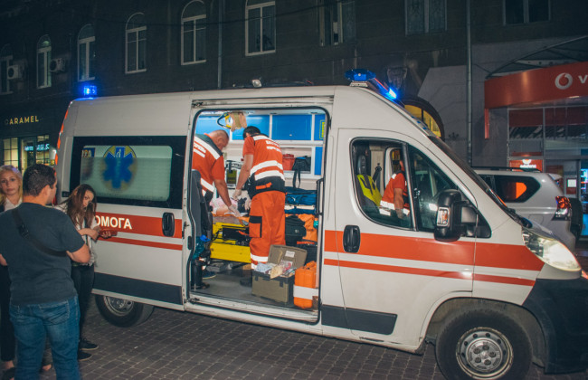 В Киеве на Крещатике несовершеннолетняя участница группы «Синий Кит» вскрыла себе вены