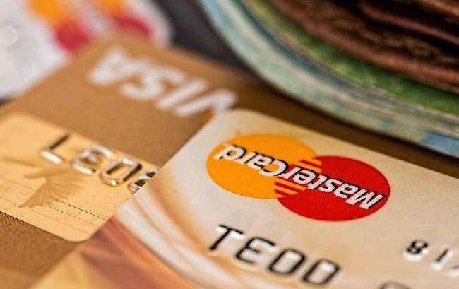 Банковская карта вместо паспорта: НБУ сделал неожиданное предложение