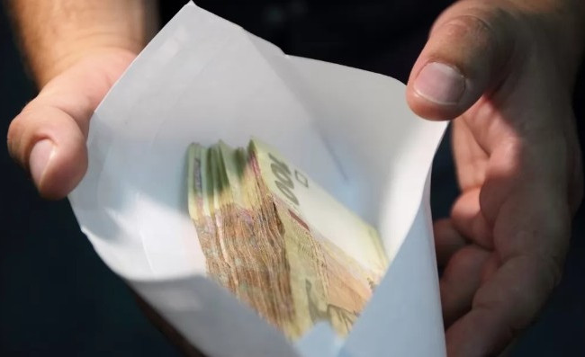 Правоохранители задержали на взятке сотрудника Приватбанка