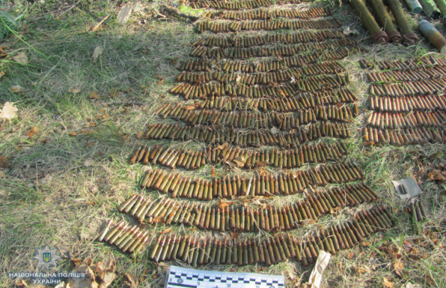 Под Луганском полиция обнаружила в лесу арсенал оружия и боеприпасов