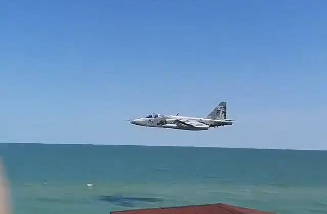 Боевой самолет  на курорте испугал украинцев