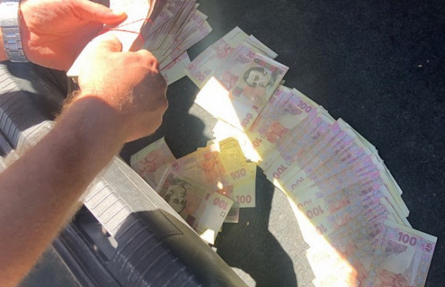 Полицейского райотдела Херсонской области поймали на крупной взятке