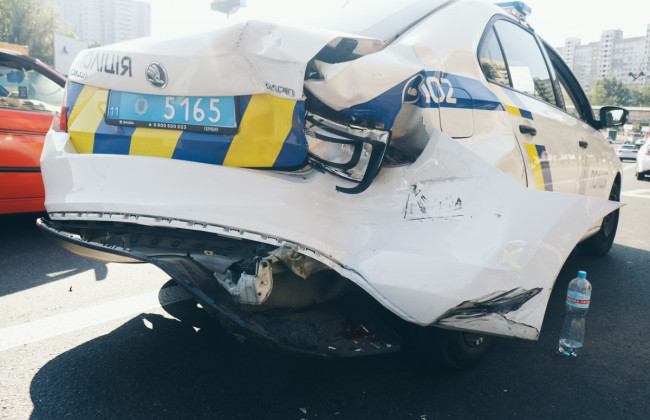 В Киеве иностранец без прав разбил полицейский автомобиль