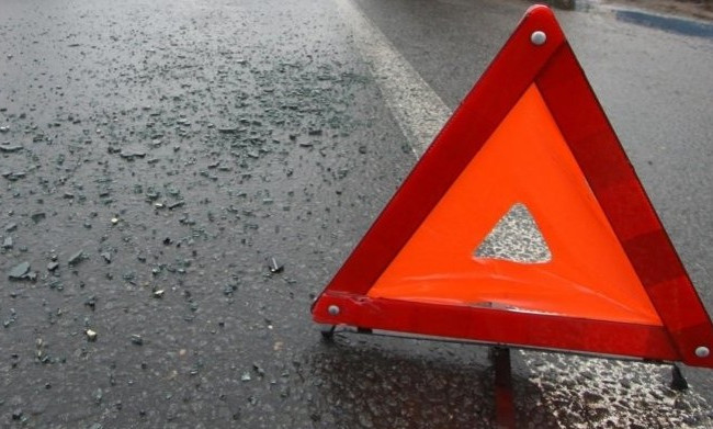 В Киеве внедорожник пошел на таран трамвая: есть подробности