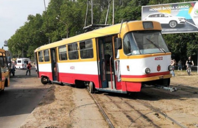В Одессе трамвай с пассажирами протаранил столб